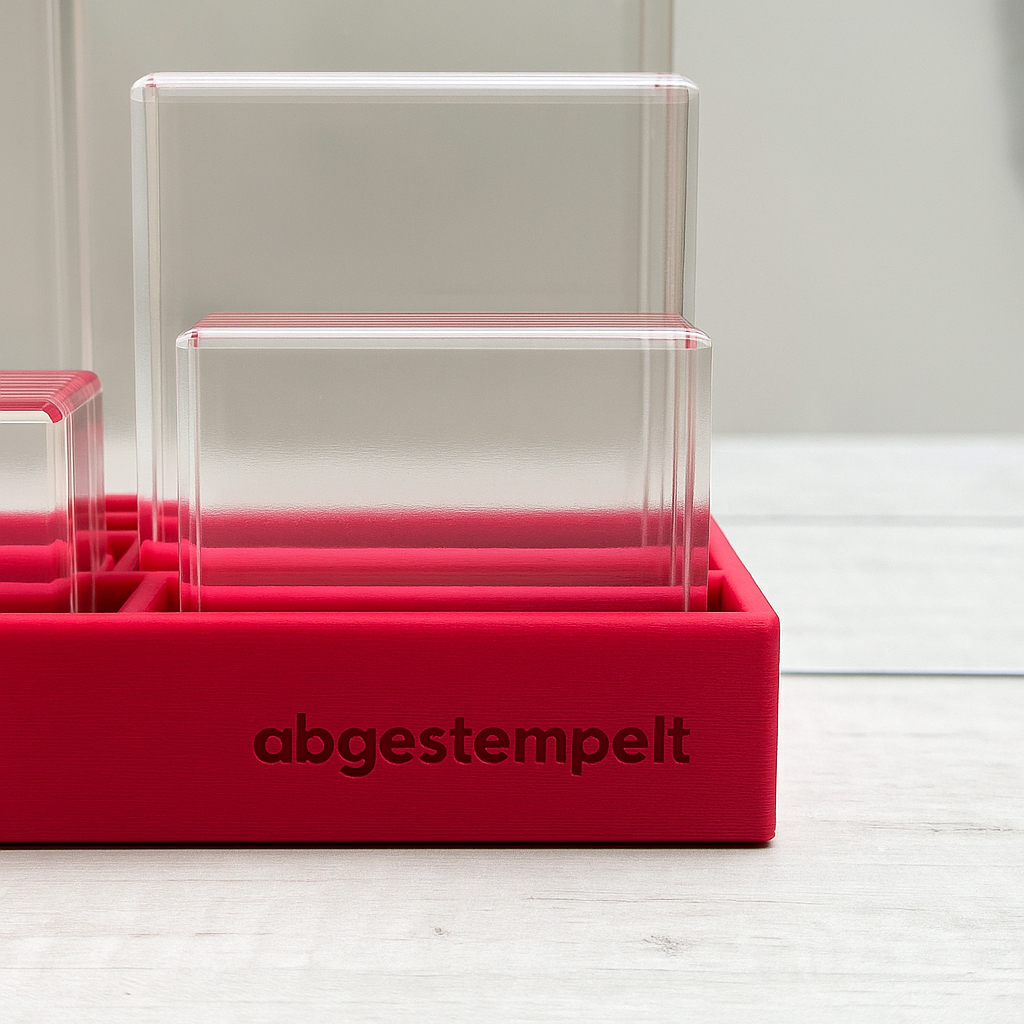 Nahaufnahme Gravur ‚abgestempelt‘ am Organizer